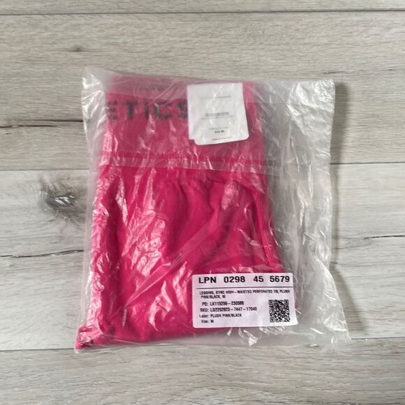 Fabletics Sync Seamless High-Waisted Perforated 7/8 Legging Plush Pink M NWT pkg - Picture 4 of 6